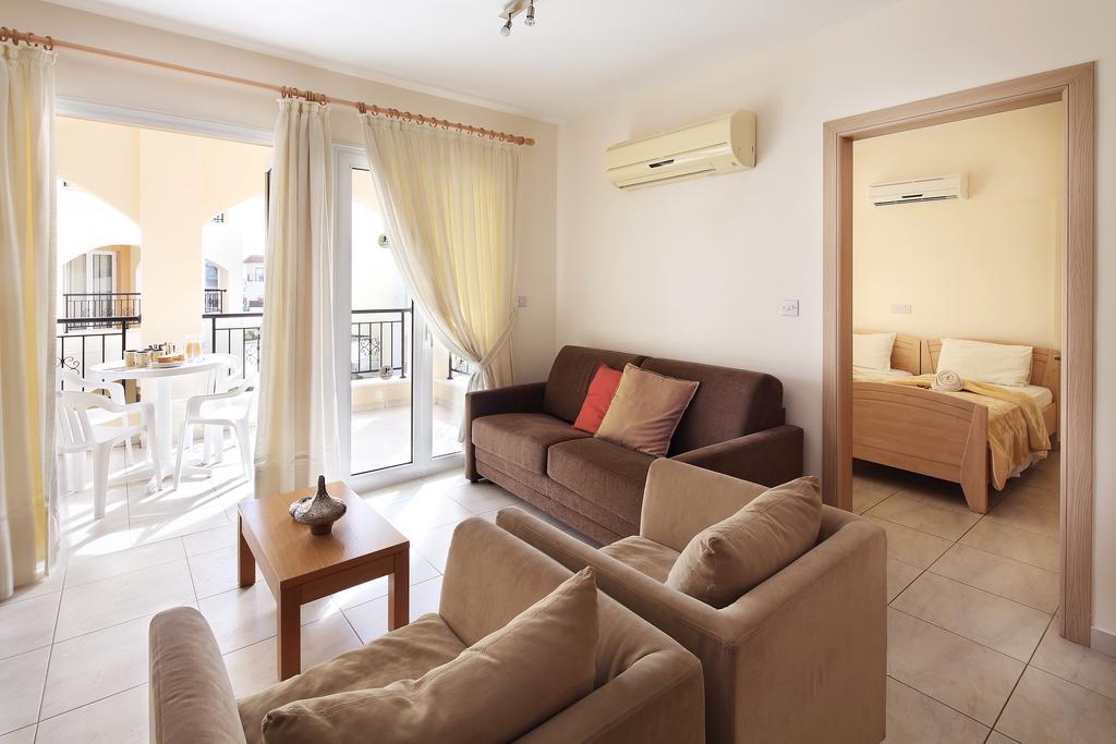Adamou Gardens Apartment Paphos Bagian luar foto