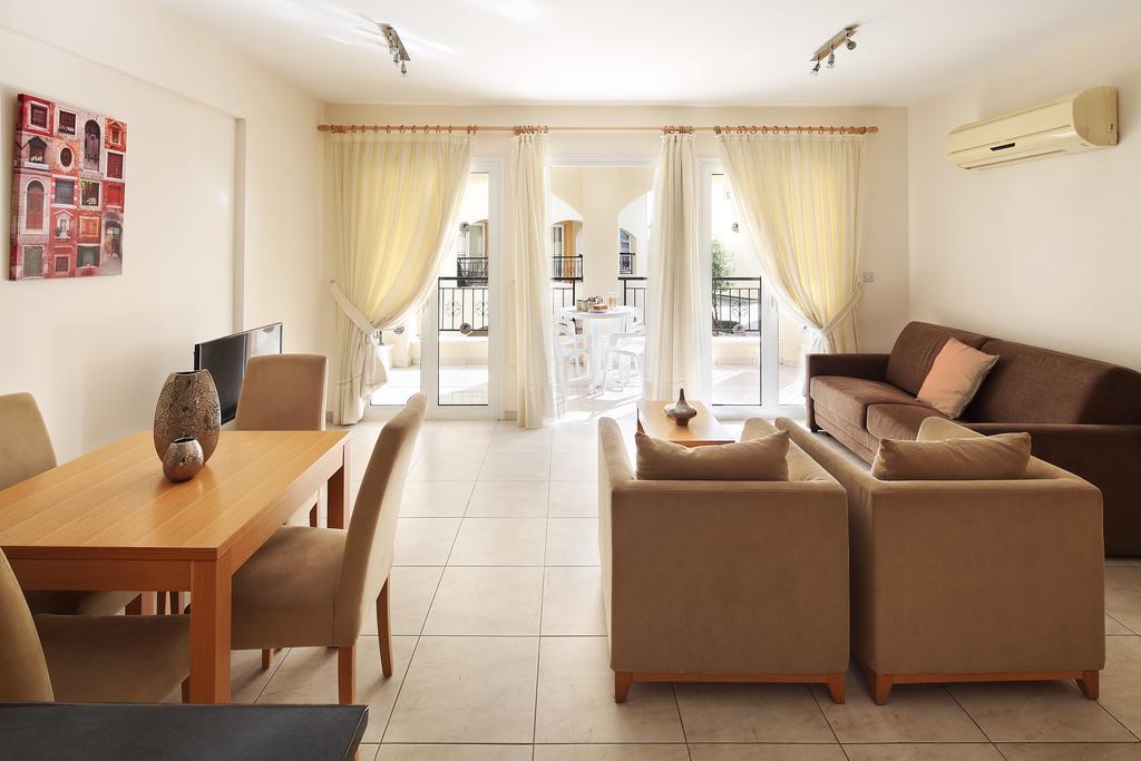 Adamou Gardens Apartment Paphos Bagian luar foto