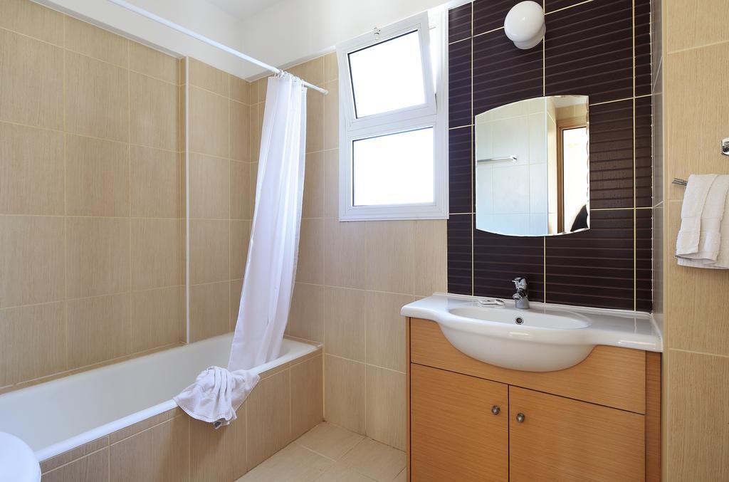 Adamou Gardens Apartment Paphos Bagian luar foto