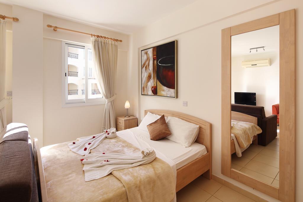 Adamou Gardens Apartment Paphos Bagian luar foto