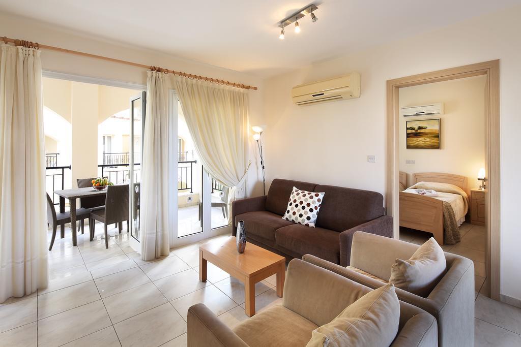 Adamou Gardens Apartment Paphos Bagian luar foto