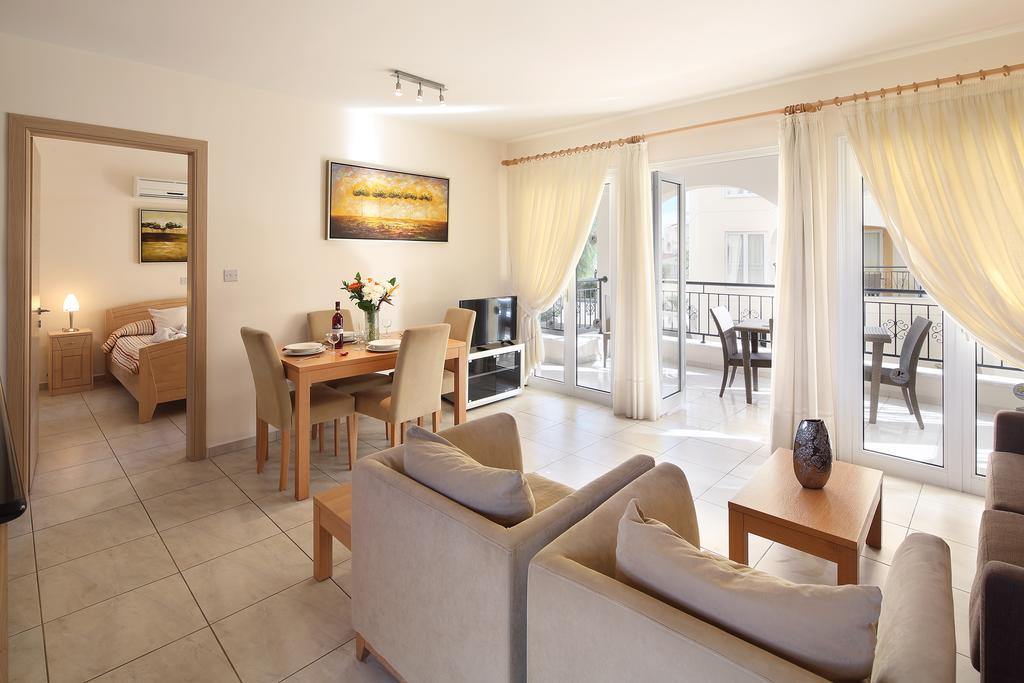 Adamou Gardens Apartment Paphos Bagian luar foto