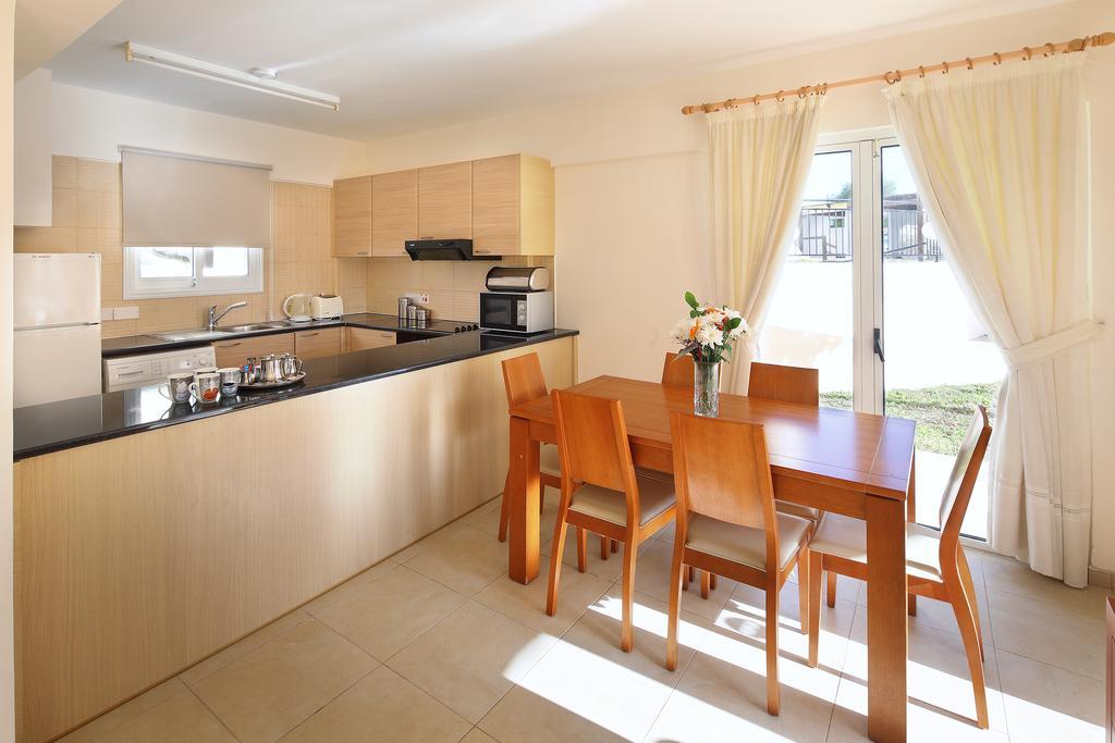 Adamou Gardens Apartment Paphos Bagian luar foto