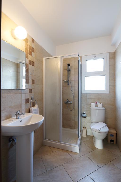 Adamou Gardens Apartment Paphos Bagian luar foto